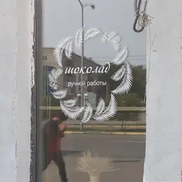 Самоклеящиеся этикетки на рулоне