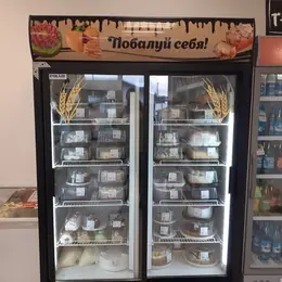Наклейка на витрине кондитерского холодильника
